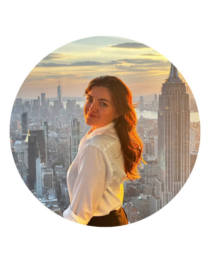 Ana u New Yorku, u pozadini manhattan